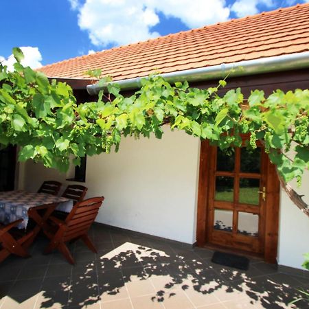 Lugas Vendeghaz Hotel Felsotold Bagian luar foto
