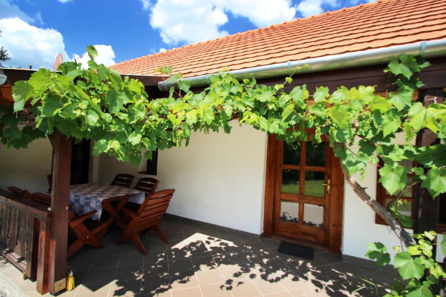 Lugas Vendeghaz Hotel Felsotold Bagian luar foto