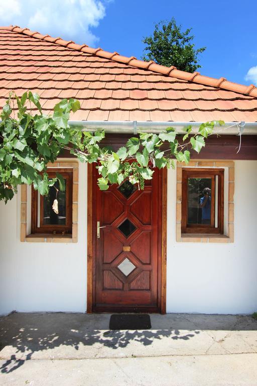 Lugas Vendeghaz Hotel Felsotold Bagian luar foto