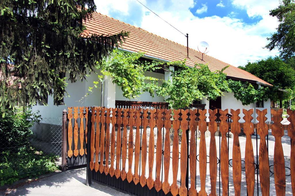 Lugas Vendeghaz Hotel Felsotold Bagian luar foto