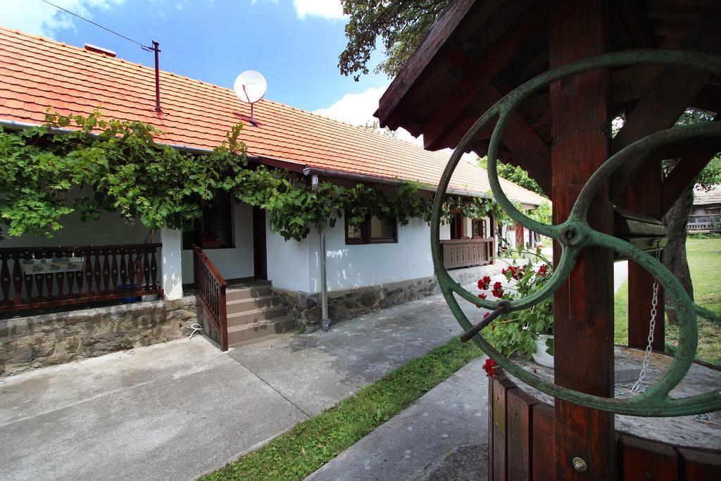 Lugas Vendeghaz Hotel Felsotold Bagian luar foto