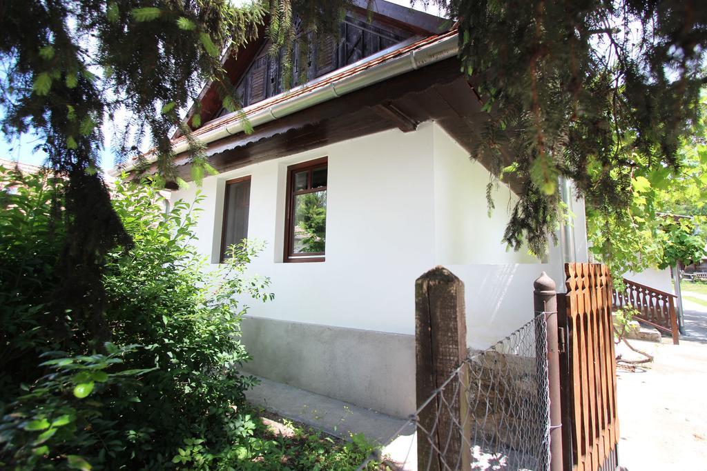 Lugas Vendeghaz Hotel Felsotold Bagian luar foto