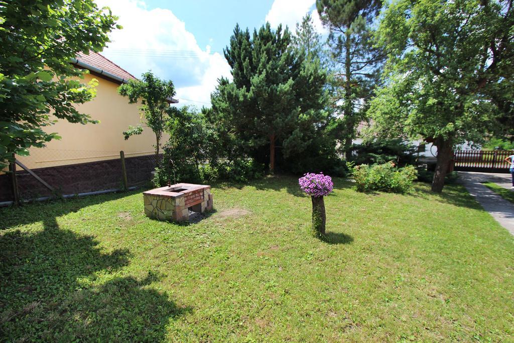 Lugas Vendeghaz Hotel Felsotold Bagian luar foto