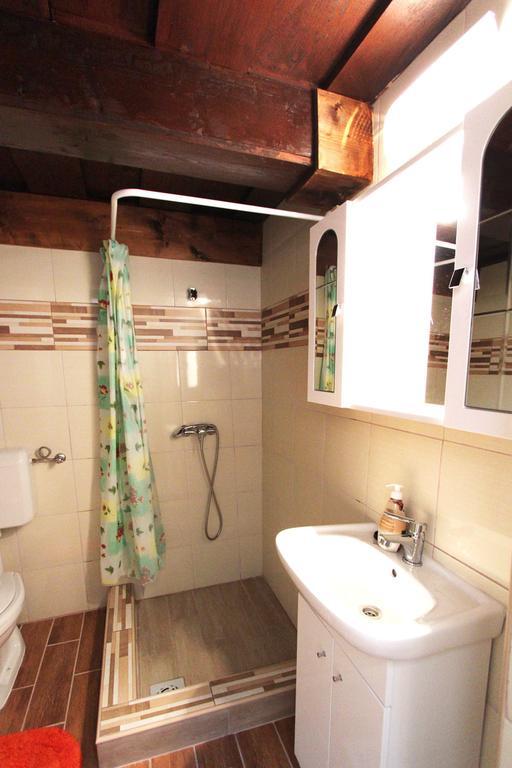 Lugas Vendeghaz Hotel Felsotold Bagian luar foto