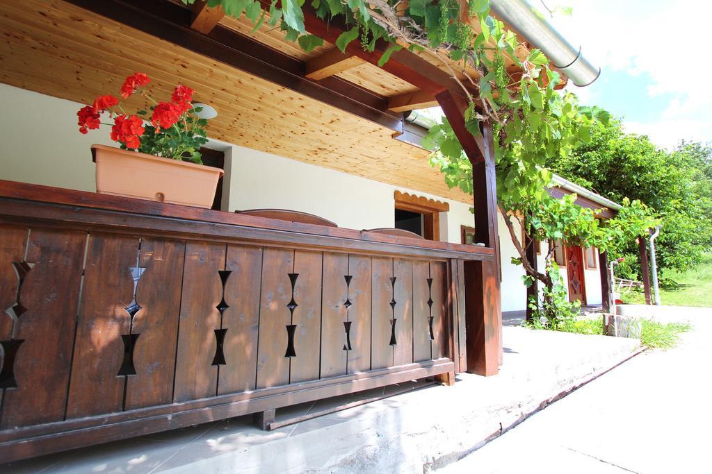 Lugas Vendeghaz Hotel Felsotold Bagian luar foto